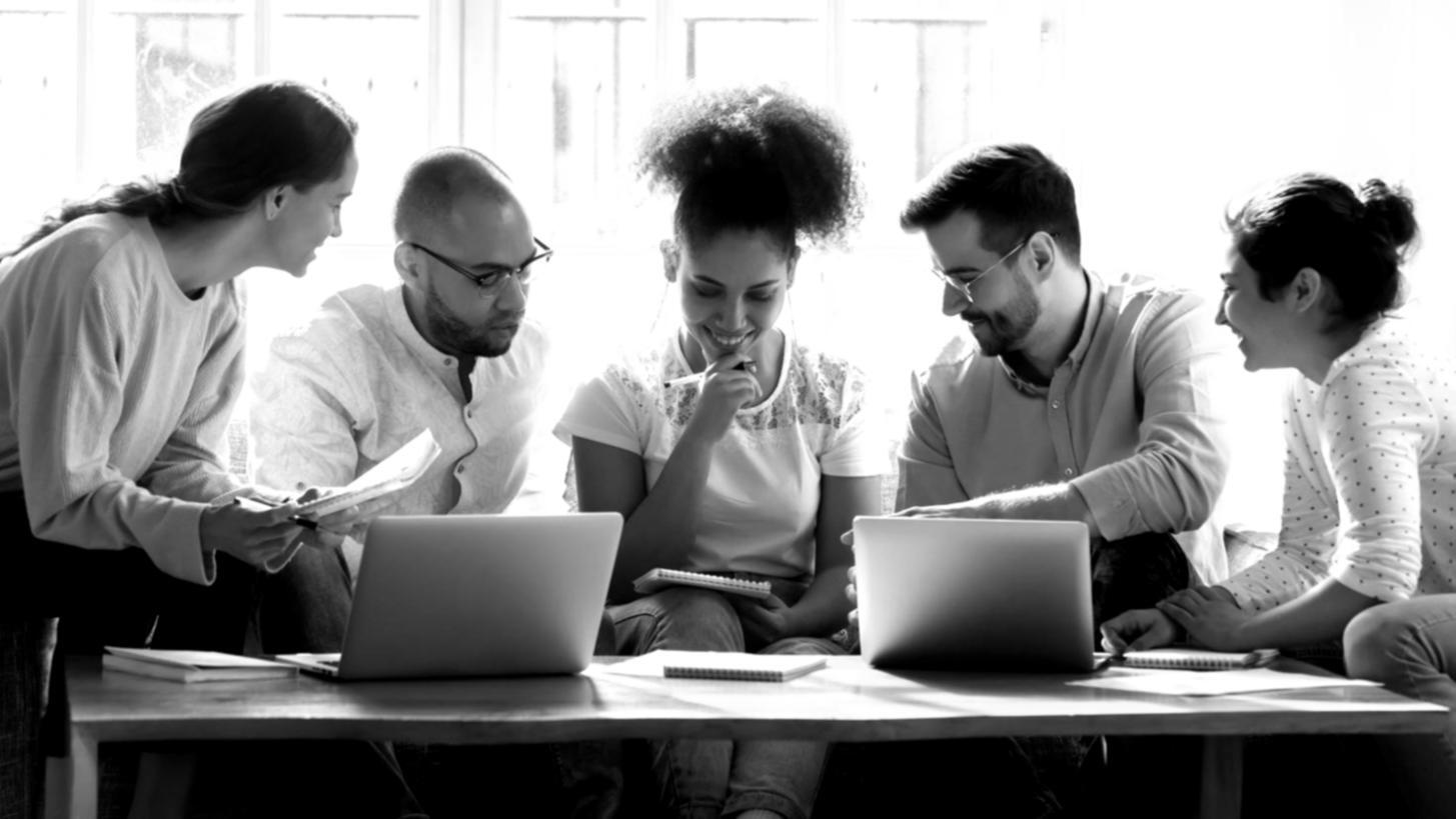 Sesión de revisión colaborativa en taller de fintech de Skordval