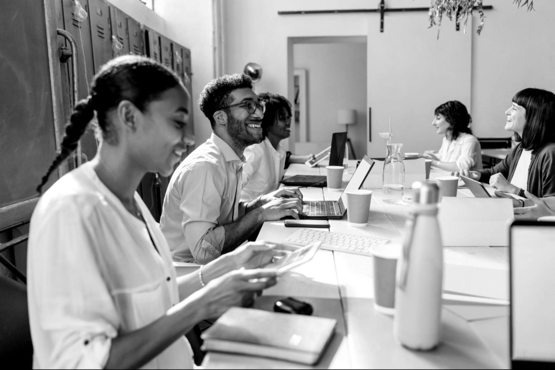 Participantes colaborando en ejercicio práctico de tecnología financiera
